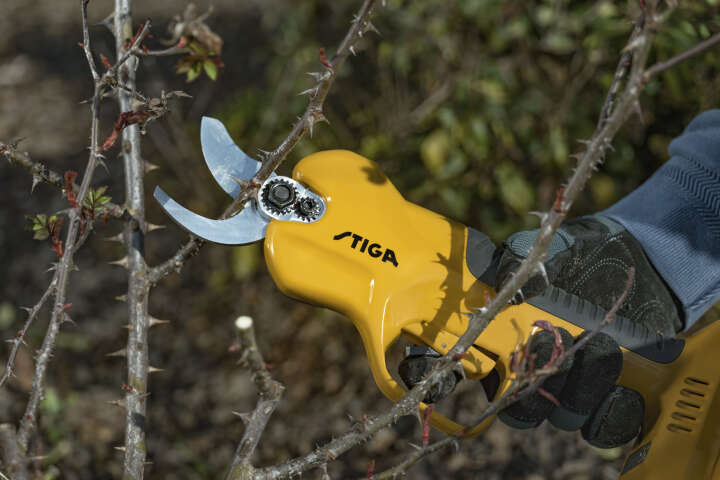 STIGA Akku-Astschere und Säge SC 100e Kit